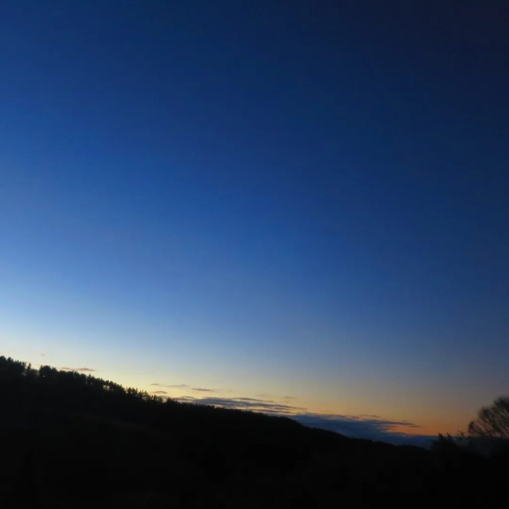 夜明け前の空