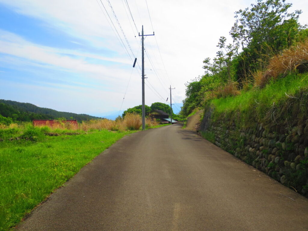 臨時駐車場から空穂宿への道