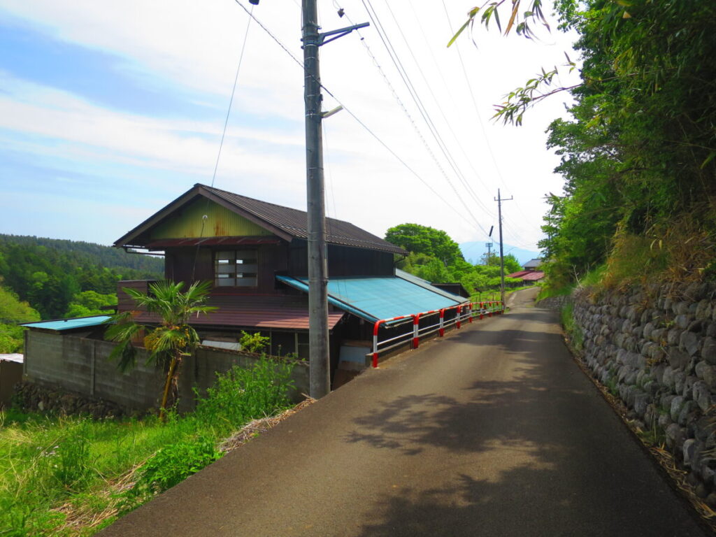 空穂宿そばの赤白ポール